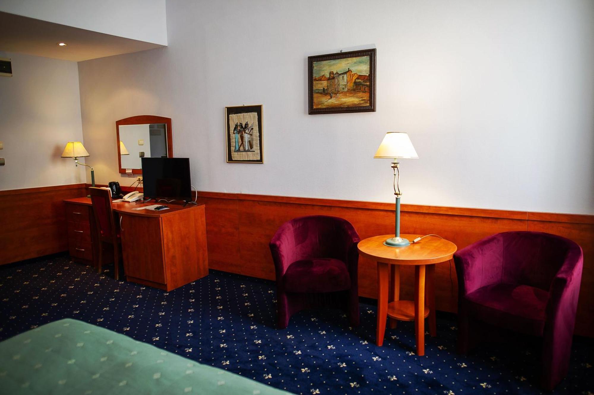 Pietrak Hotel Gniezno Buitenkant foto