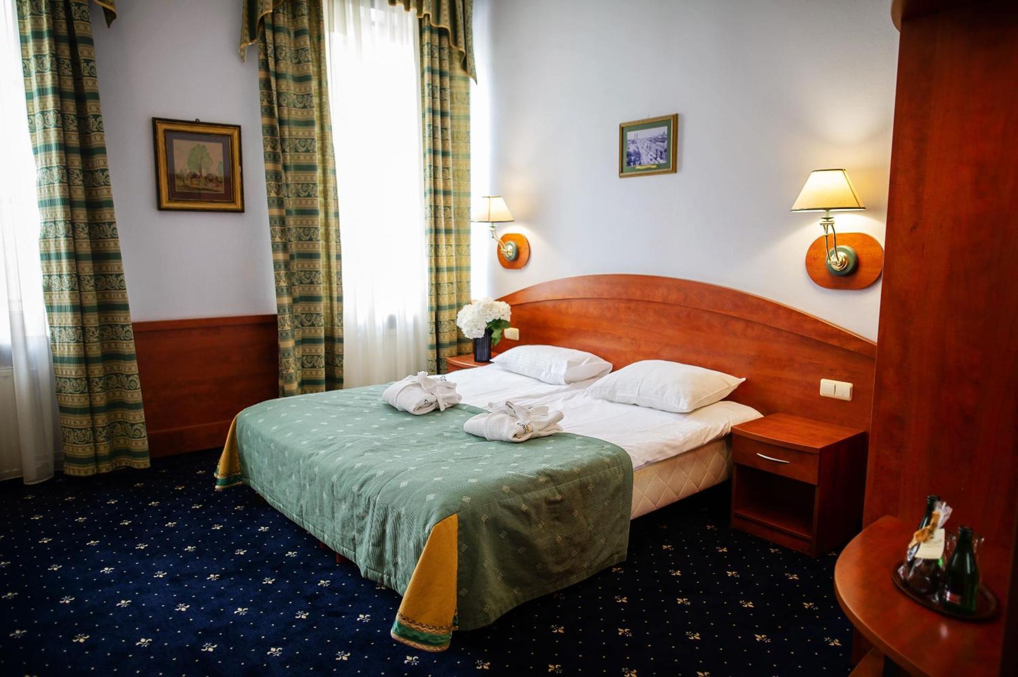 Pietrak Hotel Gniezno Buitenkant foto