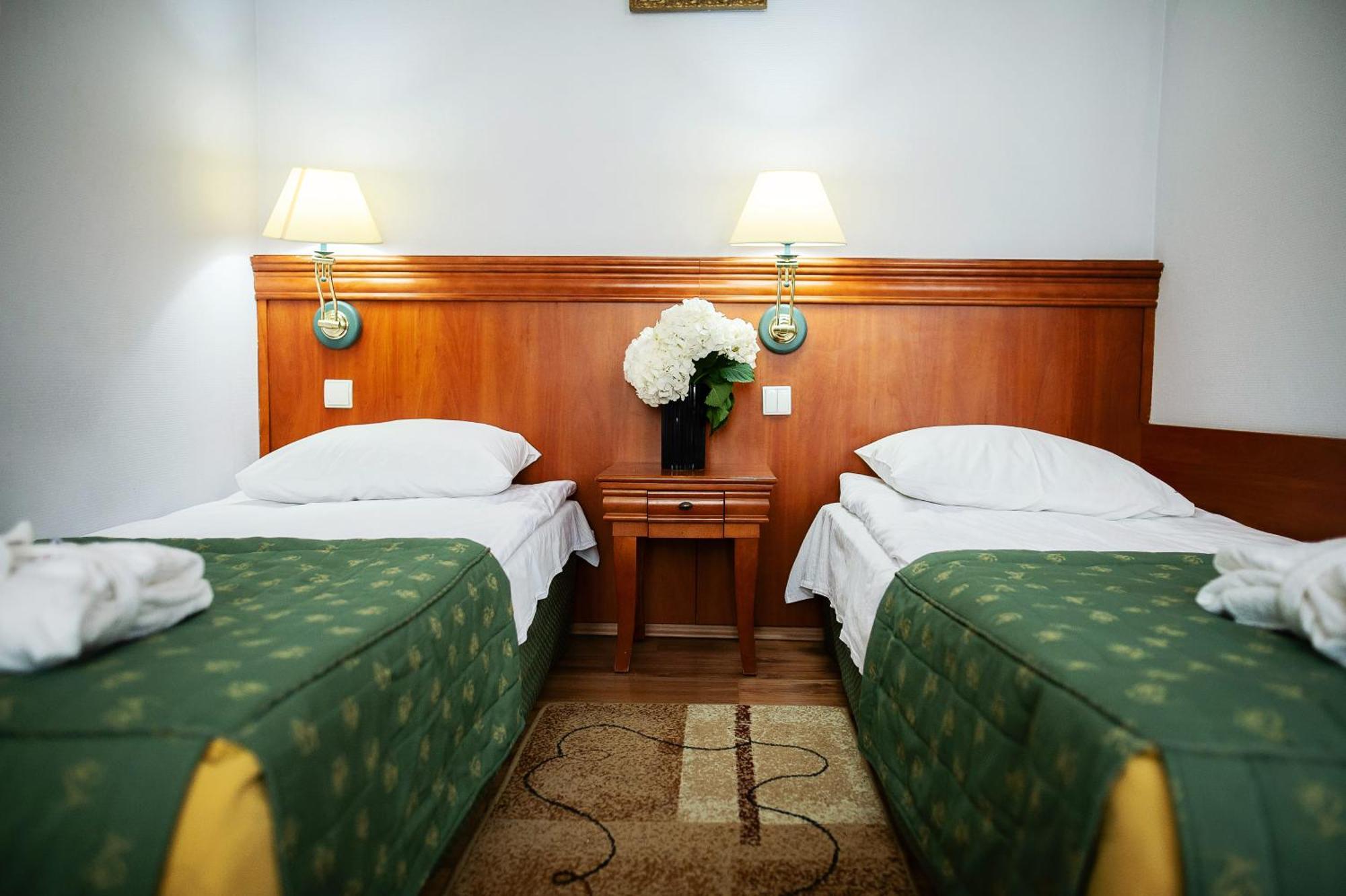 Pietrak Hotel Gniezno Buitenkant foto