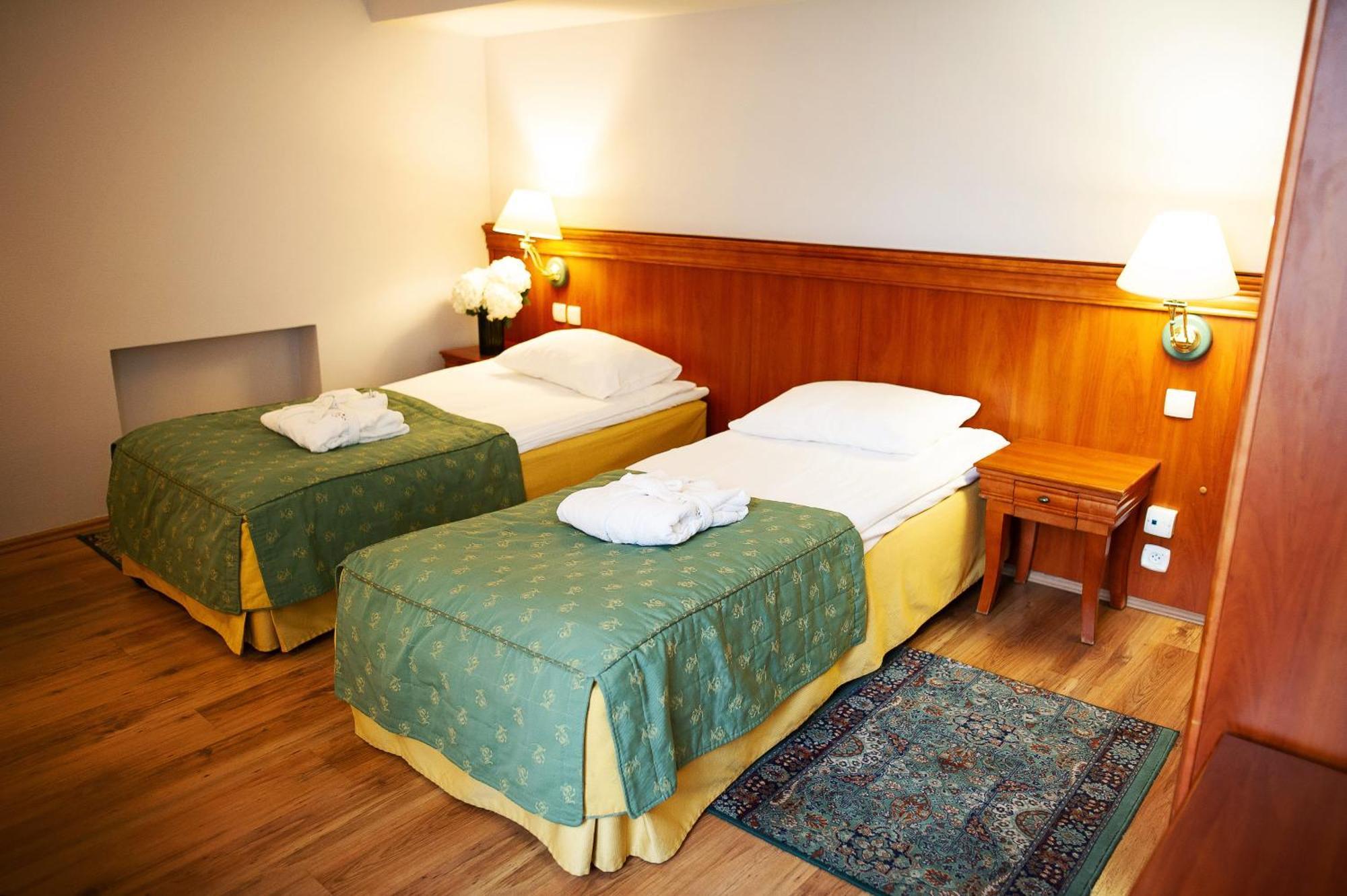Pietrak Hotel Gniezno Buitenkant foto