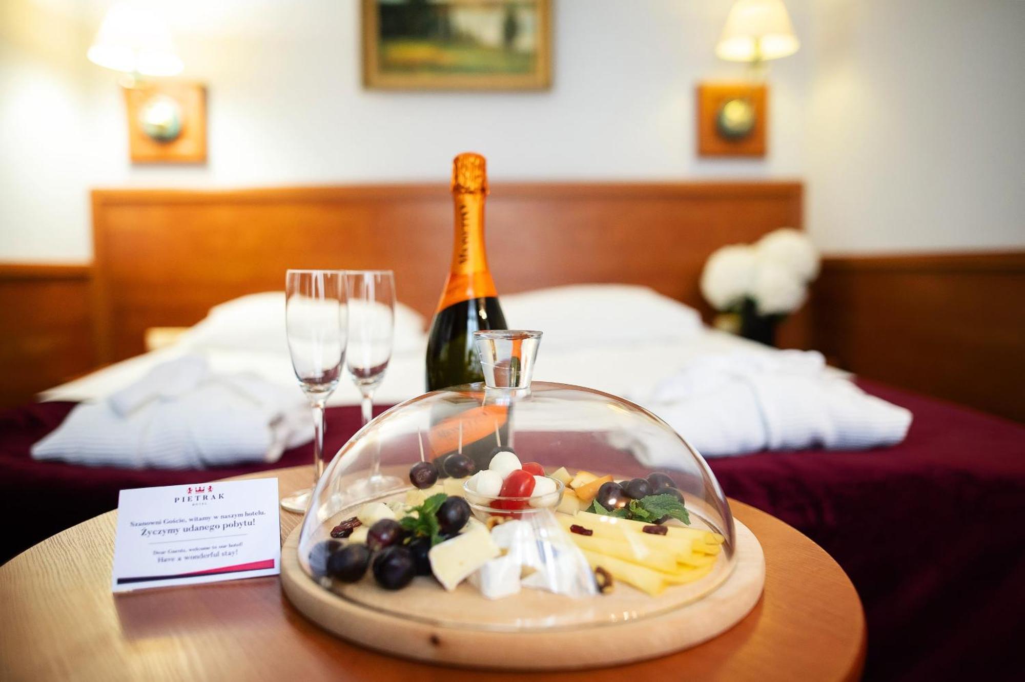 Pietrak Hotel Gniezno Buitenkant foto
