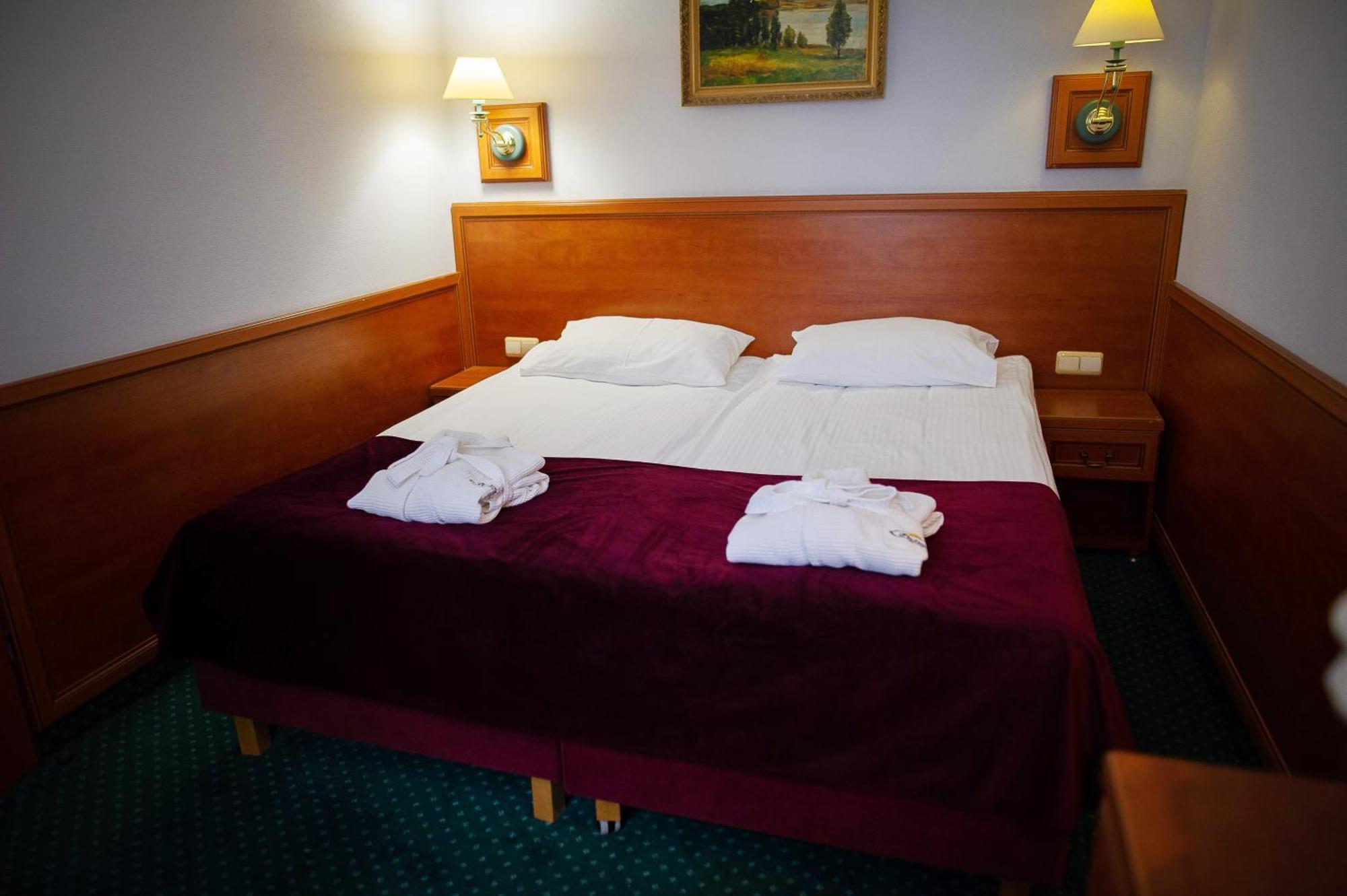Pietrak Hotel Gniezno Buitenkant foto