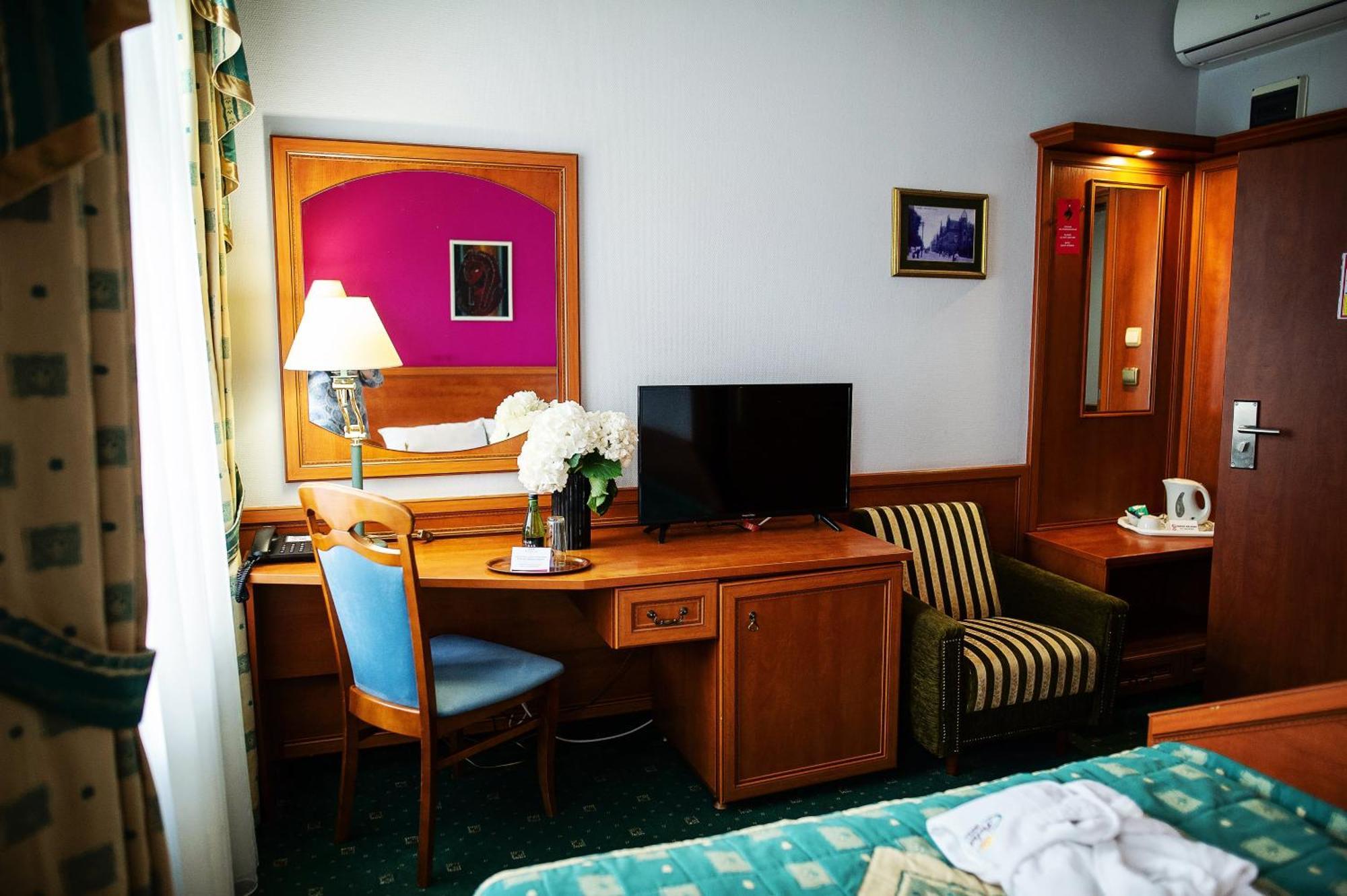 Pietrak Hotel Gniezno Buitenkant foto