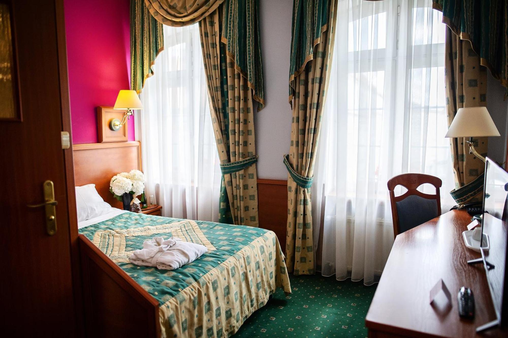 Pietrak Hotel Gniezno Buitenkant foto