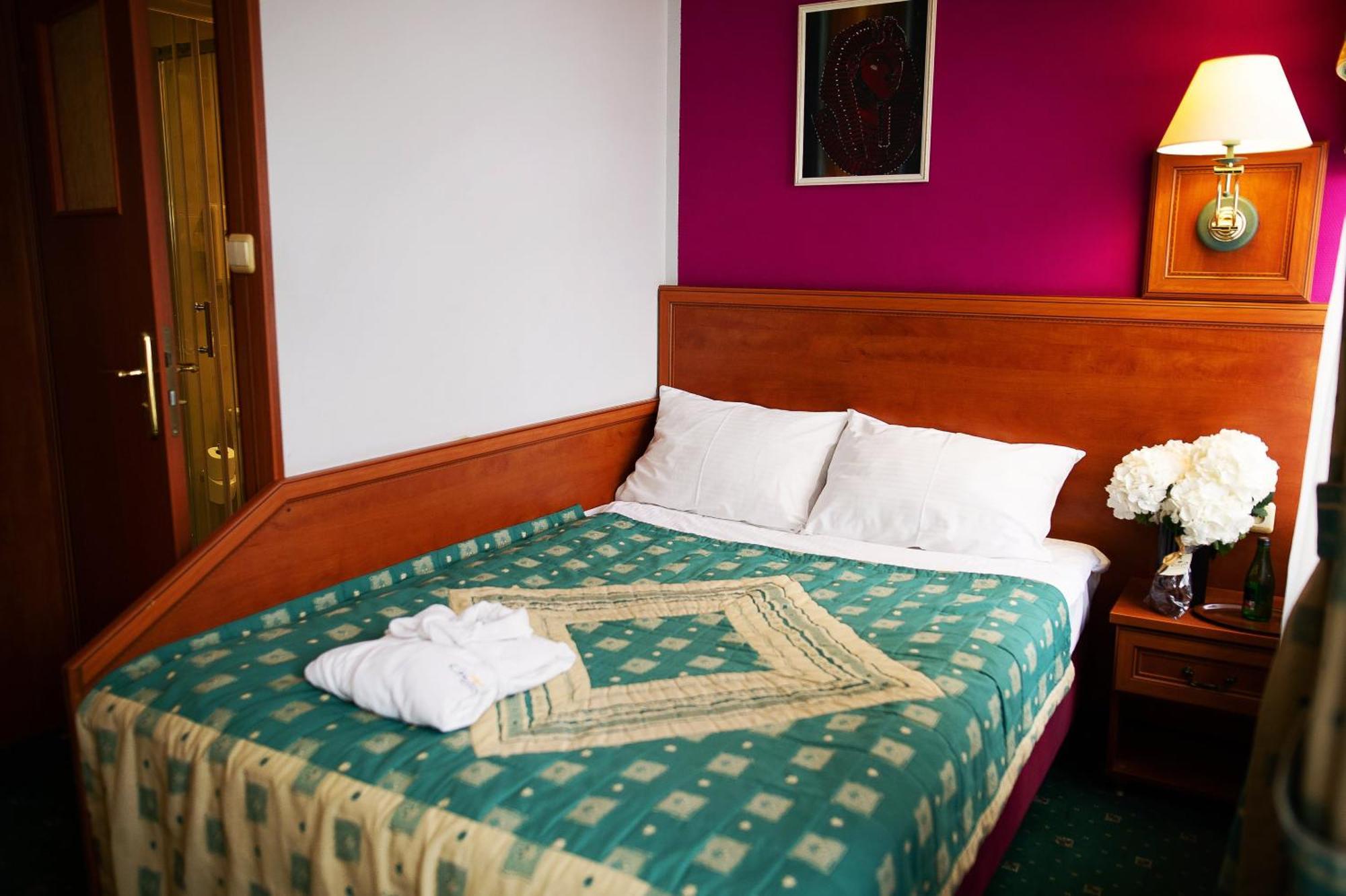 Pietrak Hotel Gniezno Buitenkant foto